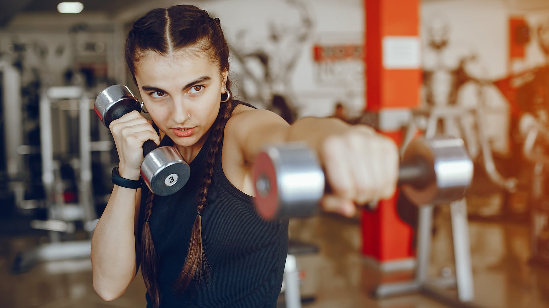 Niektorí ľudia si vybíjajú hnev vo fitku