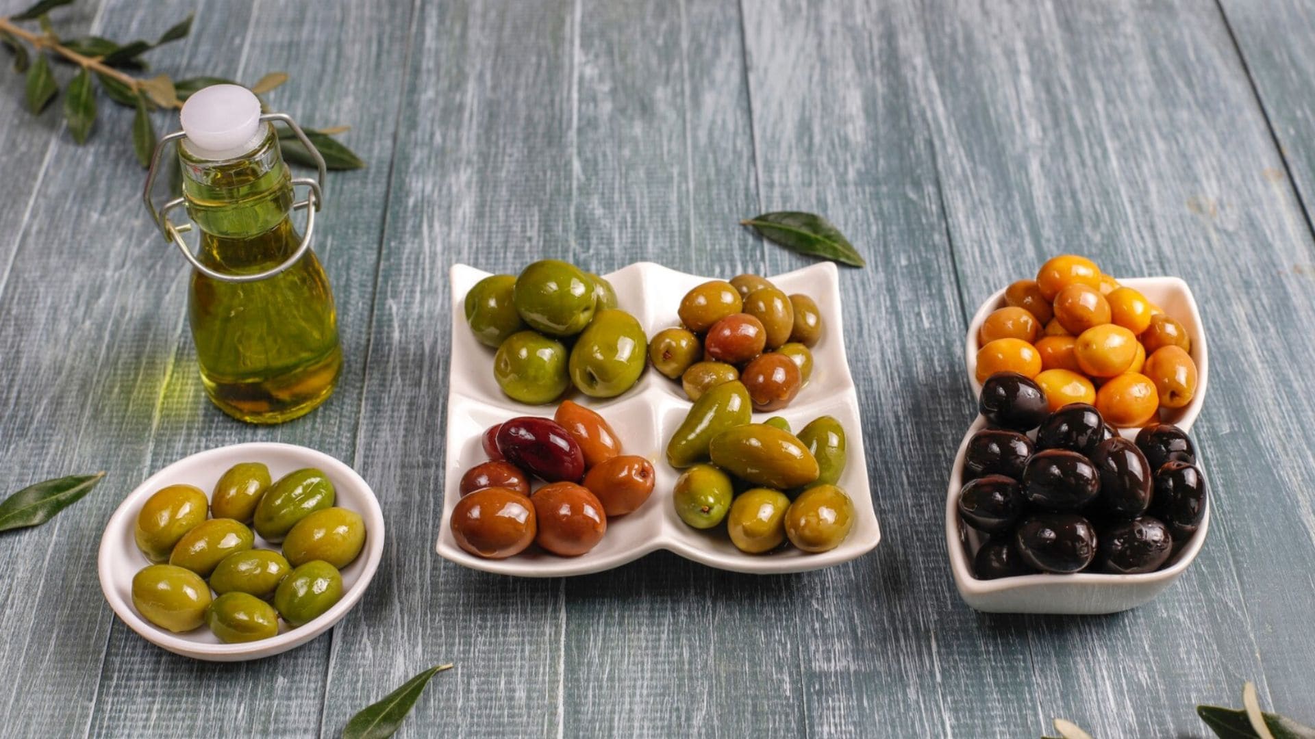 Rôzne druhy olív v miske.