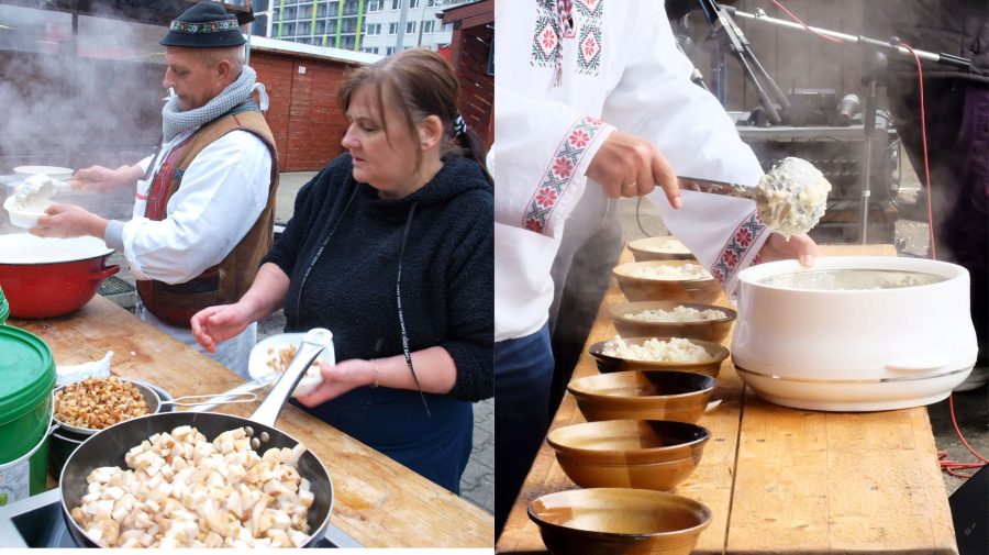 Žena a muž pripravujú bryndzové halušky a muž naberá bryndzové halušky do tanierov.