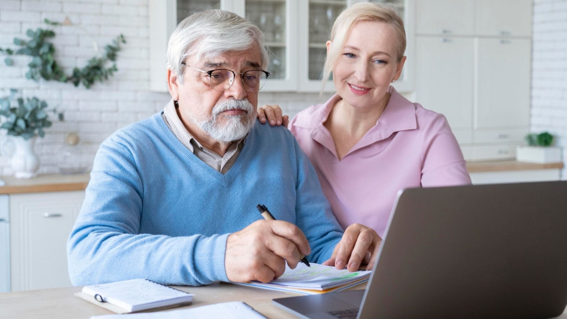 Muž so ženou za notebookom.