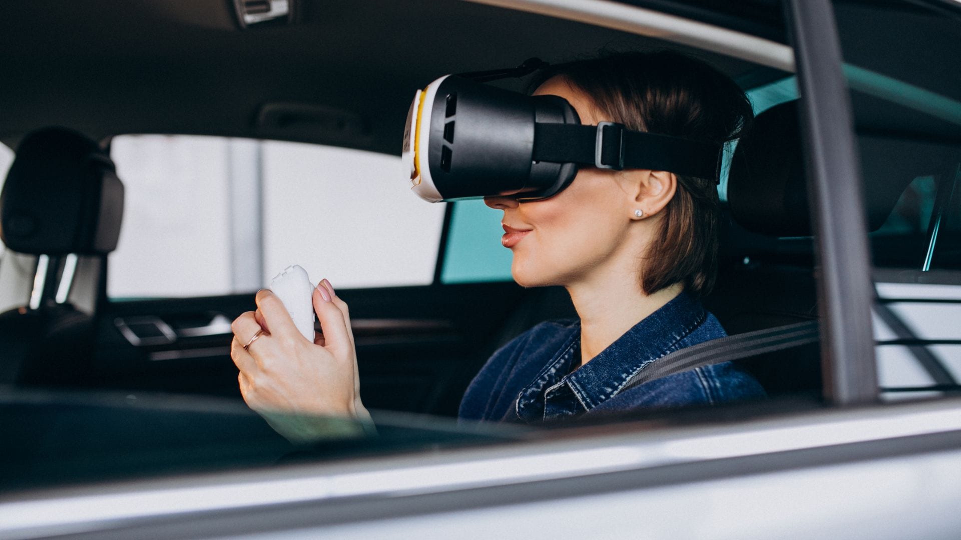 Žena za volantom s virtuálnou realitou.