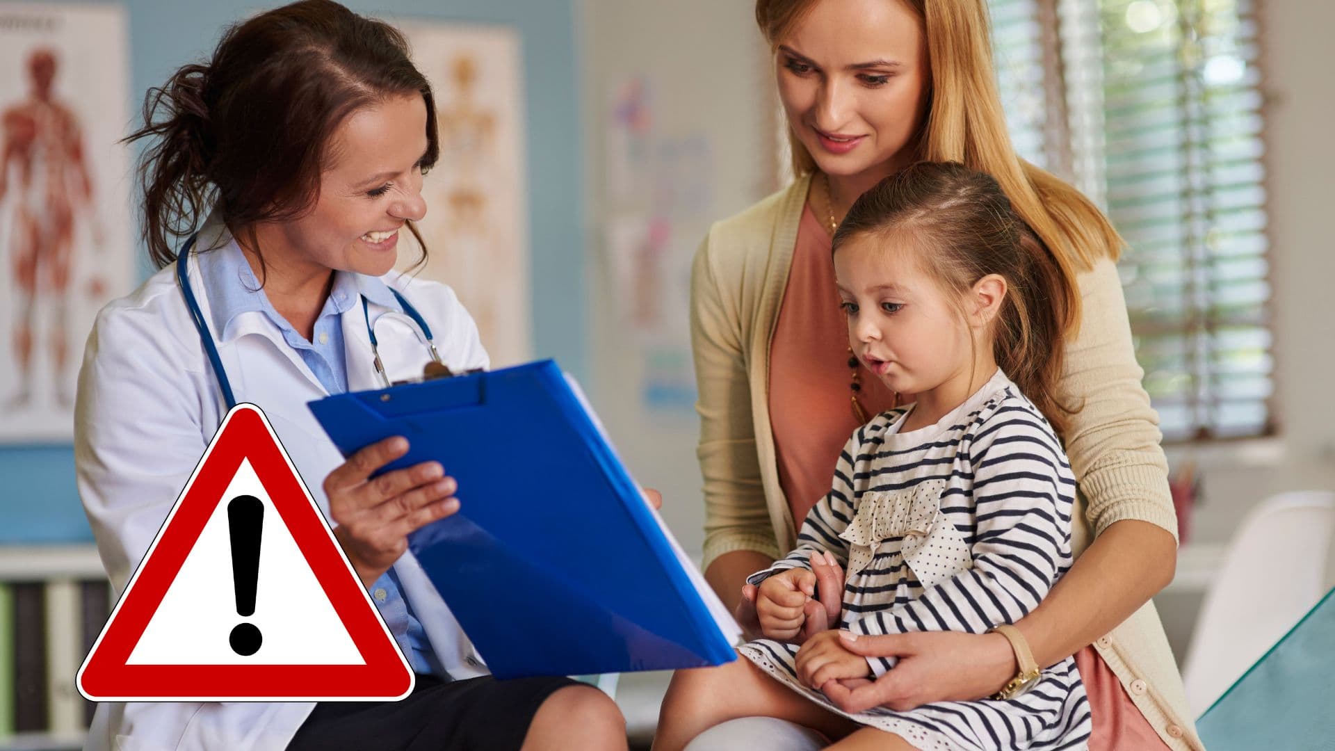 Matka s dcérou na prehliadke u lekárky.