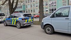 Polícia pred školou
