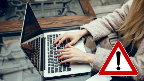 Žena píše niečo na notebooku.