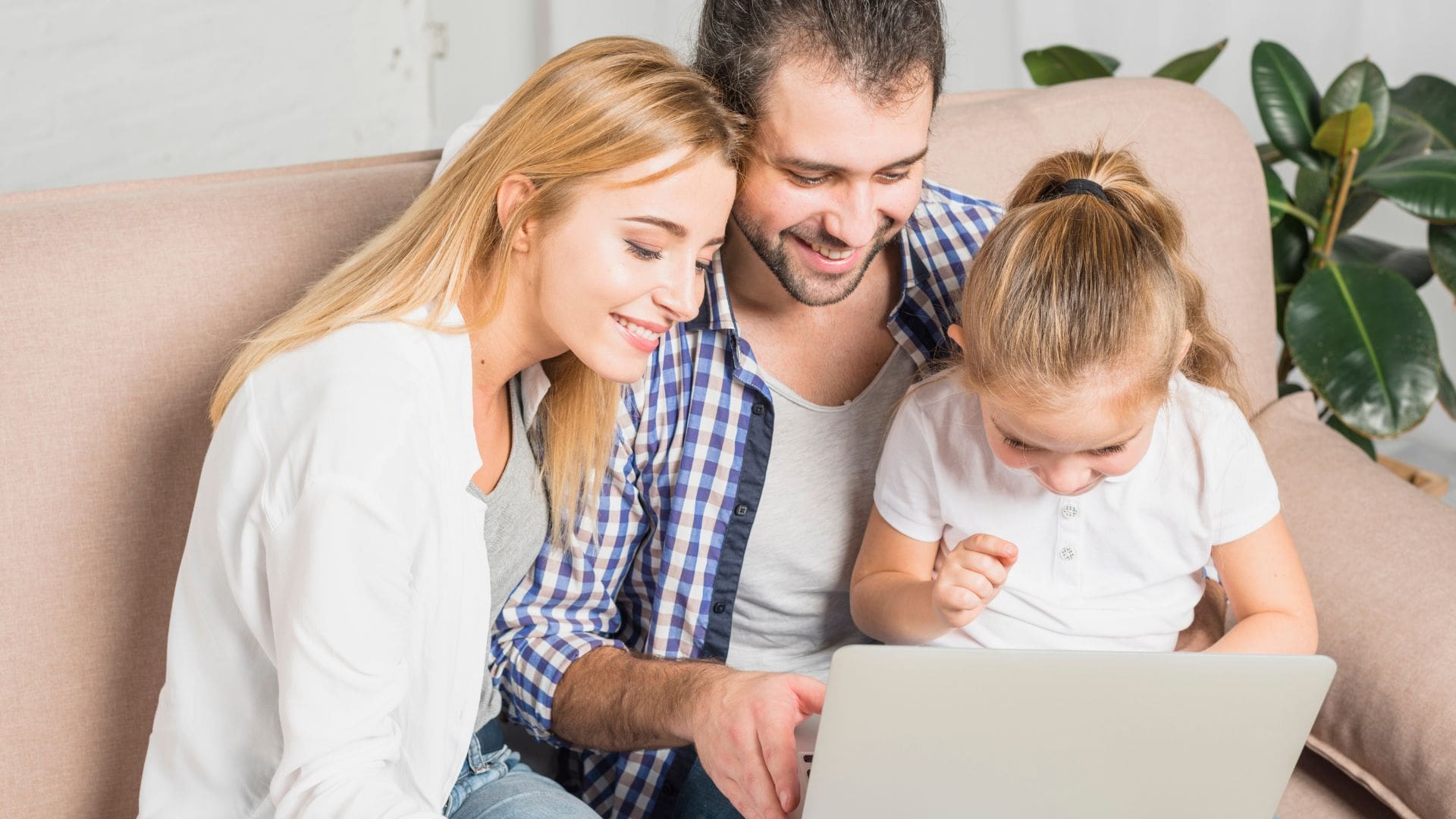 Rodičia s dieťaťom používajú notebook.