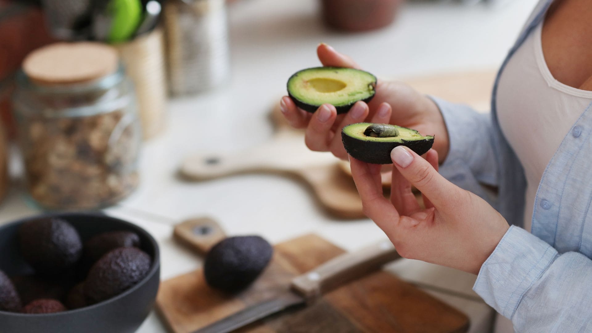Žena drží v rukách avokádo.