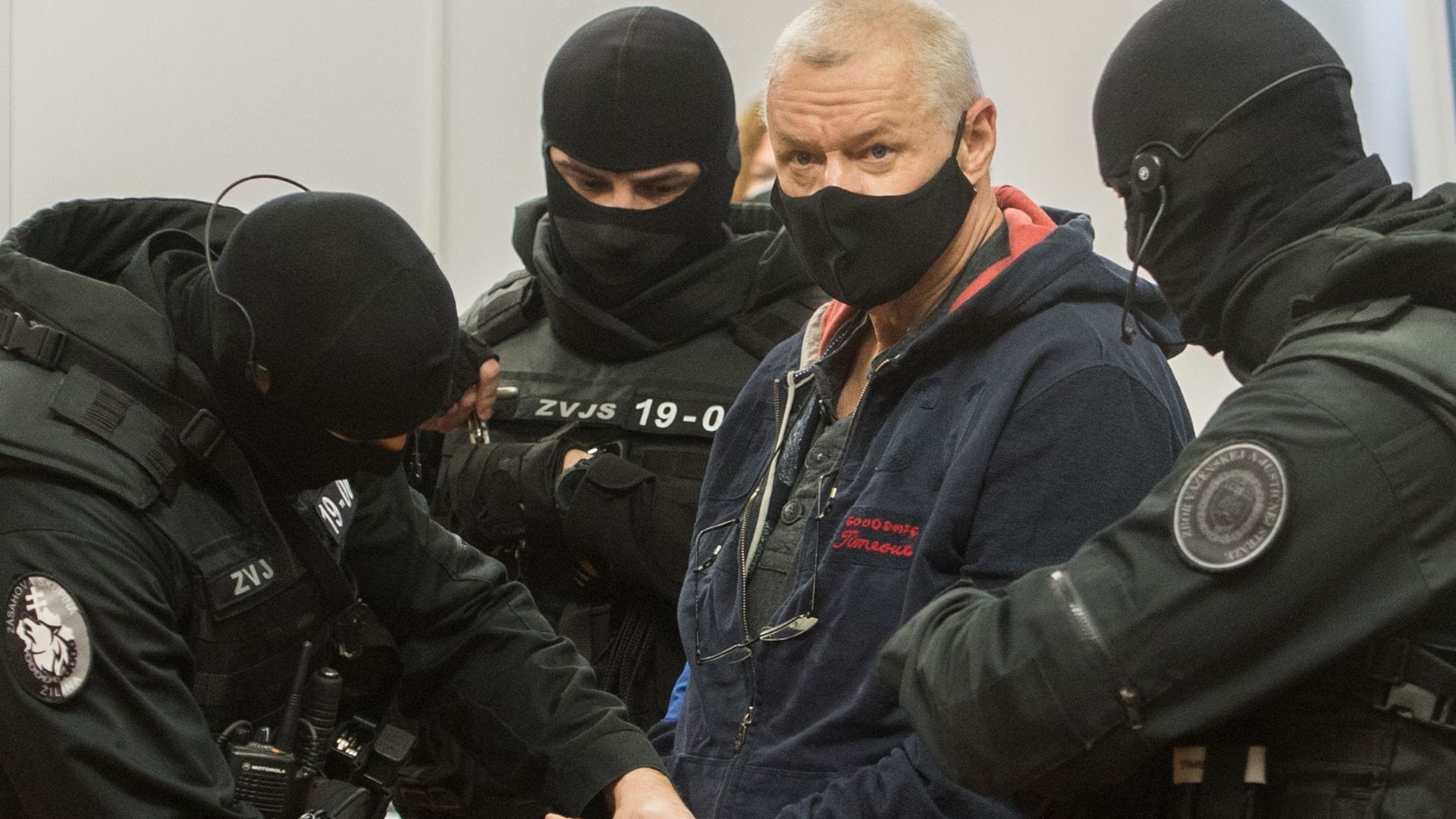 Lehel Horváth v putách pri policajtoch.