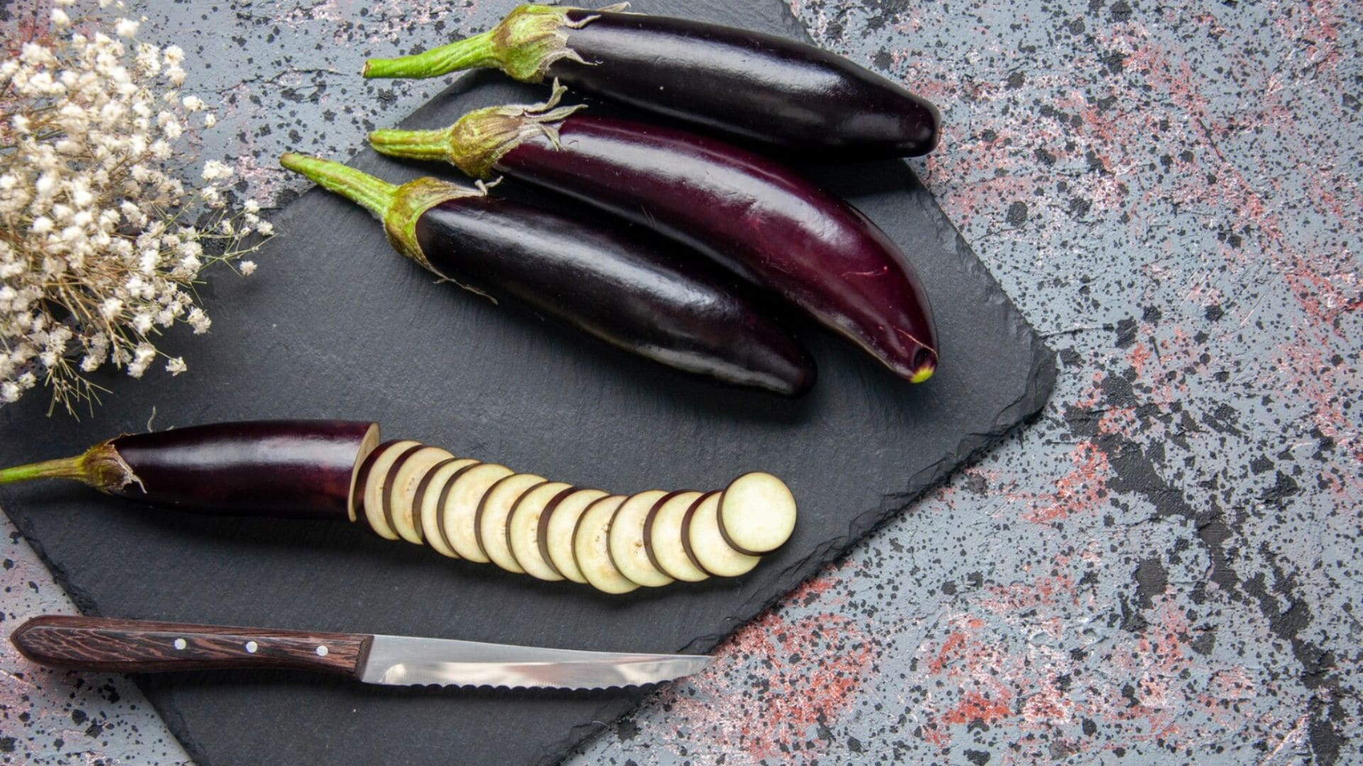 Nakrájaný baklažán na doštičke.