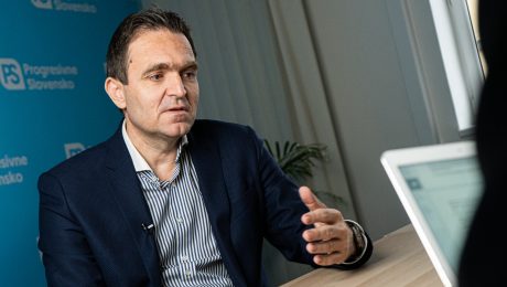 Na snímke expremiér Ódor v rozhovore pre Startitup