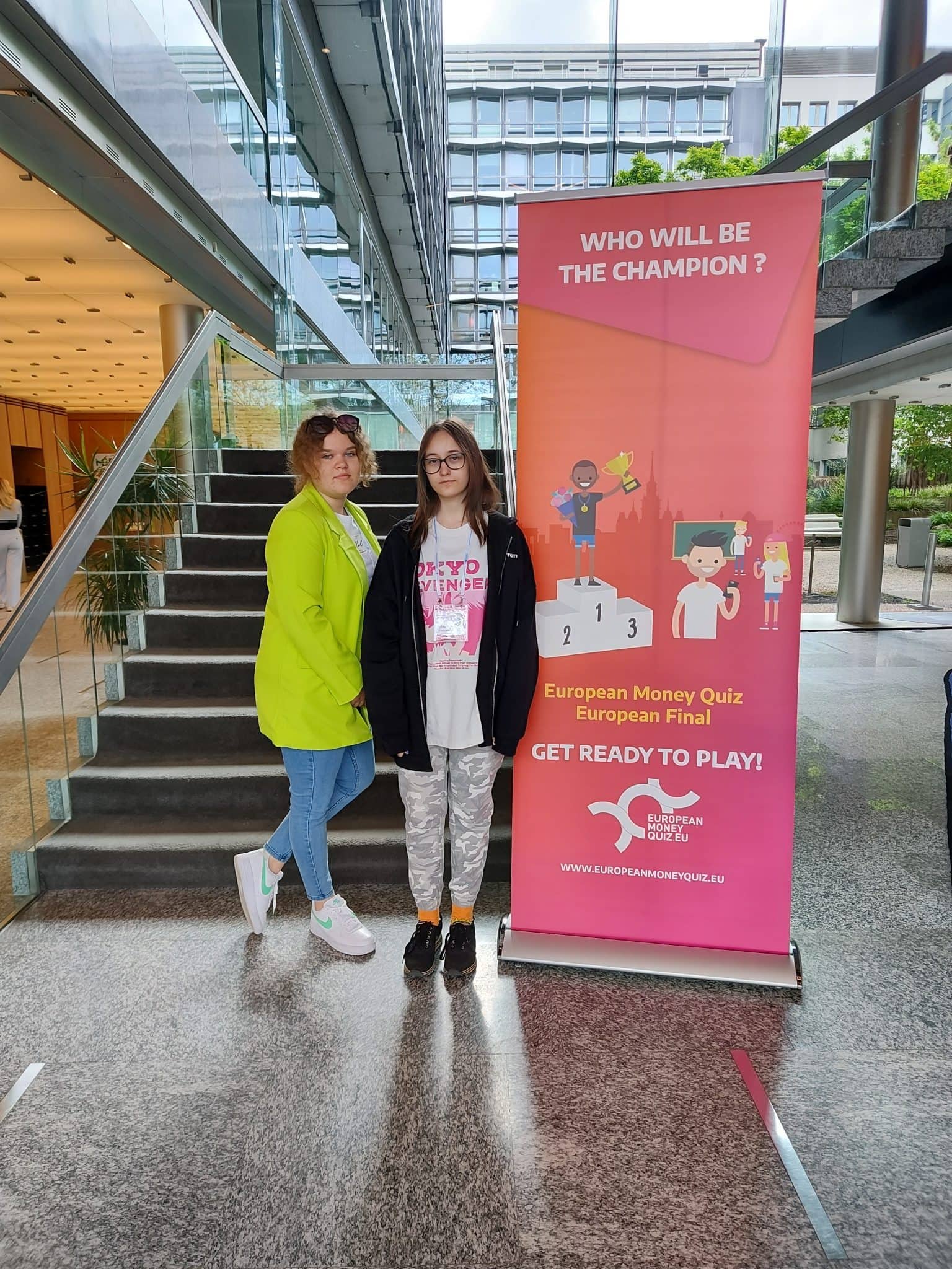 EMQ 2023 víťazi národného kola za Slovensko v Bruseli – Frederika Tornyaiová a Michaela Harrerová z 9A zo ZŠ Mikuláša Lieskovského, Veľké Úľany