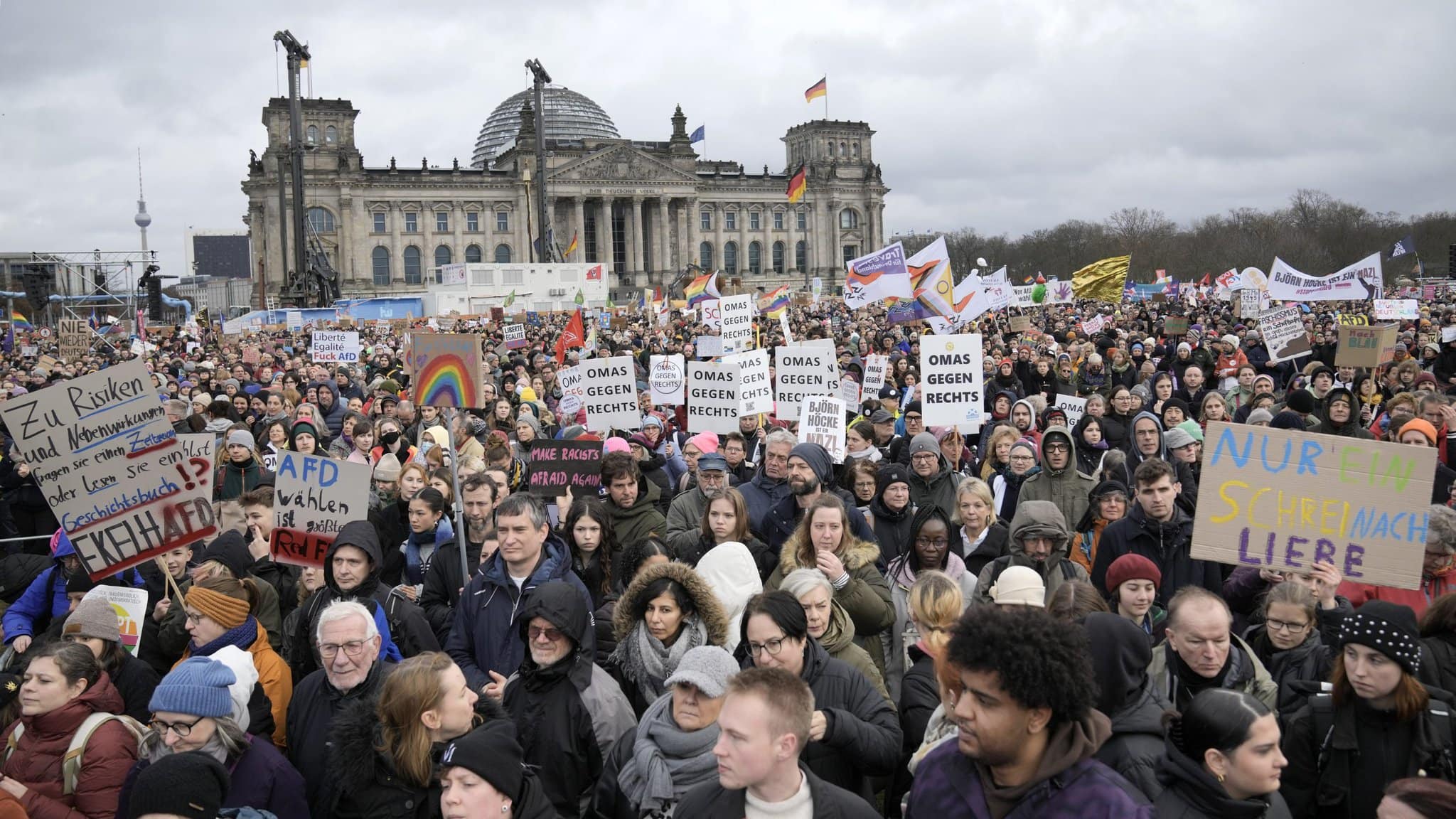 Nemci protestujú na uliciach v Berlíne. Protesty proti krajnej pravici AfD, prišlo vyše 1,4 milióna ľudí