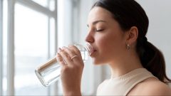 Žena pije vodu z fľaše