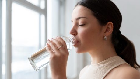 Žena pije vodu z fľaše