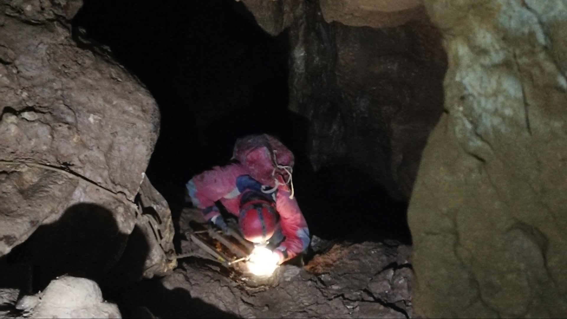 Daniel v jaskyni