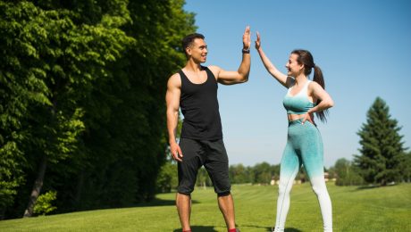 žena a muž robia fitness