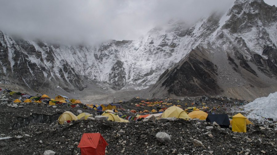 Mount Everest, rieši problém pre exkrementy