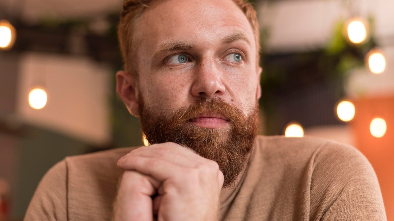 na snímke je zamyslený muž