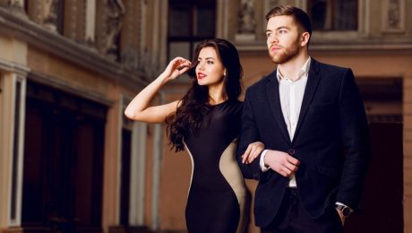 pár, ktorý ide na ples