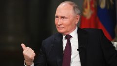 Na snímke, ktorú vydala ruská agentúra Sputnik 9. februára 2024, ruský prezident Vladimir Putin gestikuluje počas rozhovoru s americkým moderátorom talkshow
