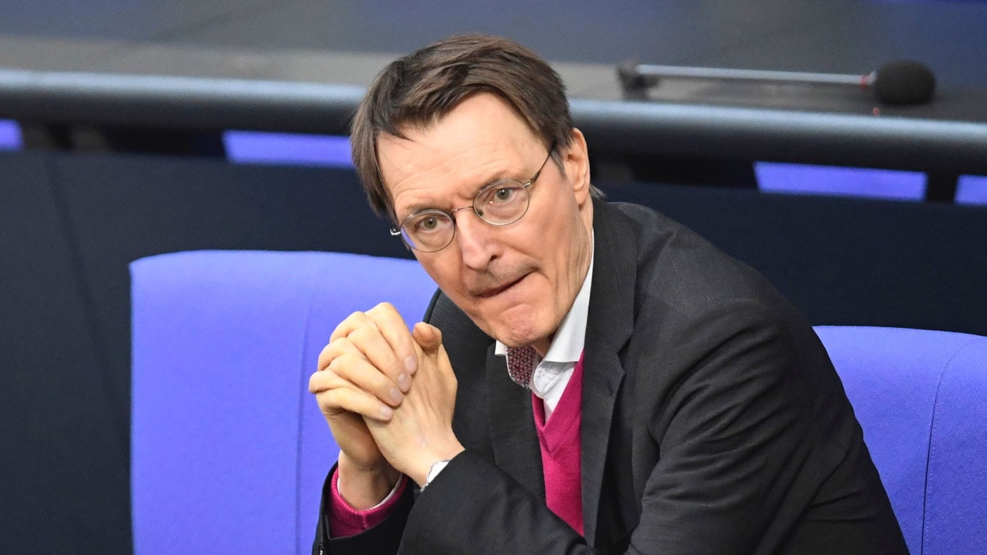 Nemecký minister zdravotníctva Karl Lauterbach sedí v Bundestagu počas rozpravy o zákone o riadenom uvoľňovaní kanabisu