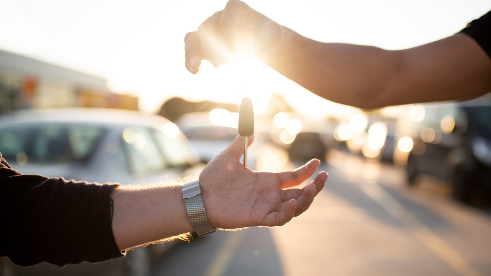 Na snímke si odovzdávajú kľúče od auta
