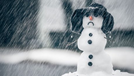 Zima končí, snehuliak v daždi