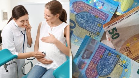 Na snímke tehotená žena, doktorka a peniaze