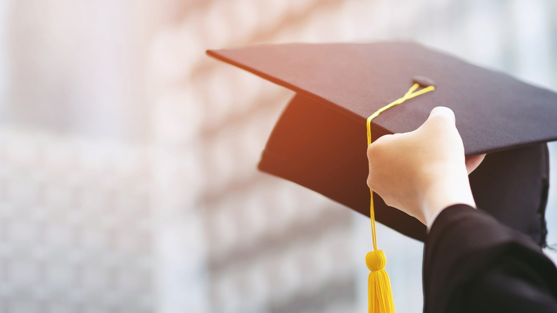 Maturity študentov Na snímke maturitná čiapka v zahraničí