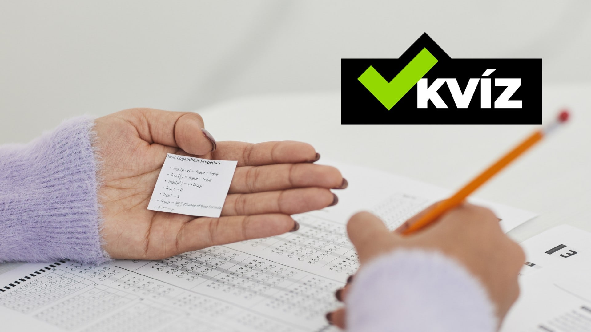 Na snímke študentka odpisuje na teste