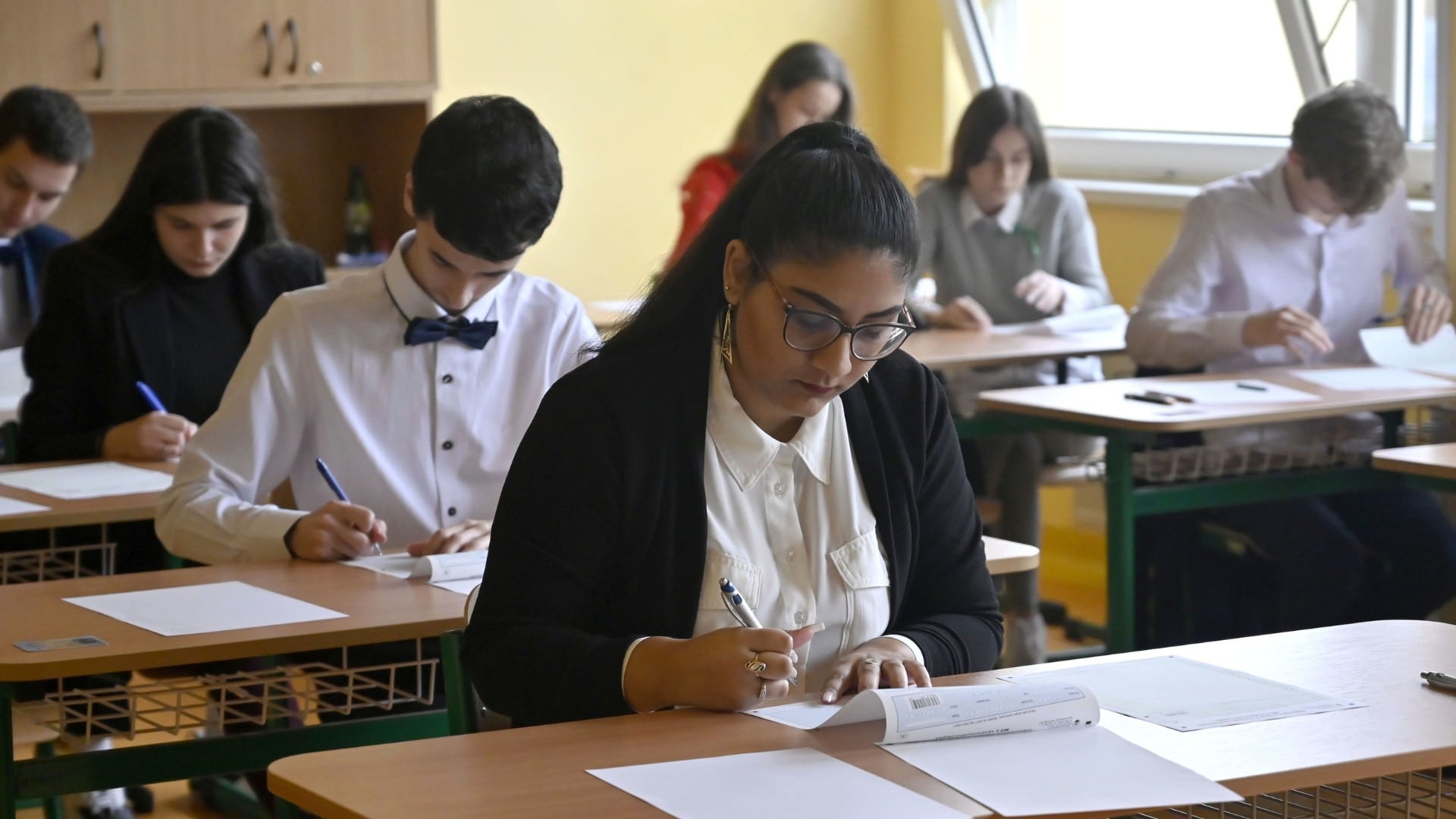 Na snímke maturanti