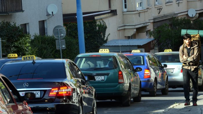 Drsný incident v Bratislave: Šofér známej taxislužby udrel klienta päsťou do tváre, vraj buchol dverami