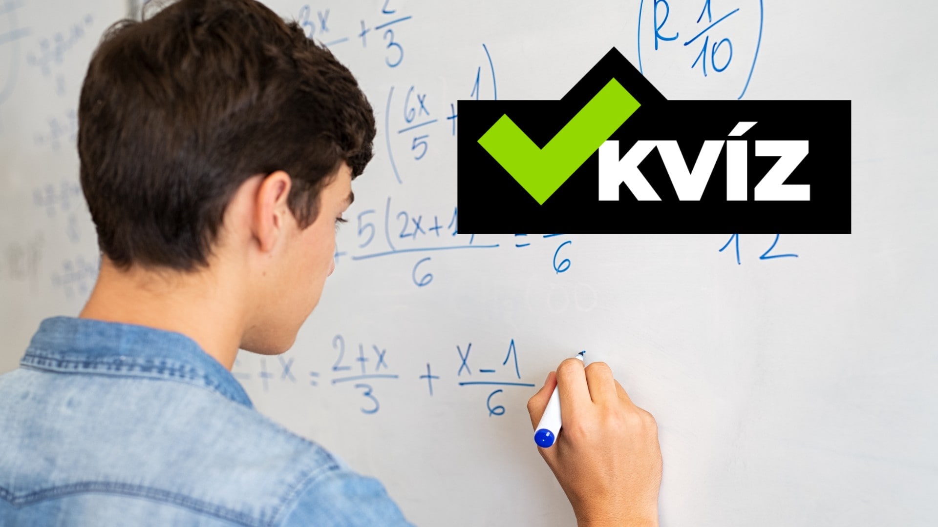 Na snímke študent pri tabuli