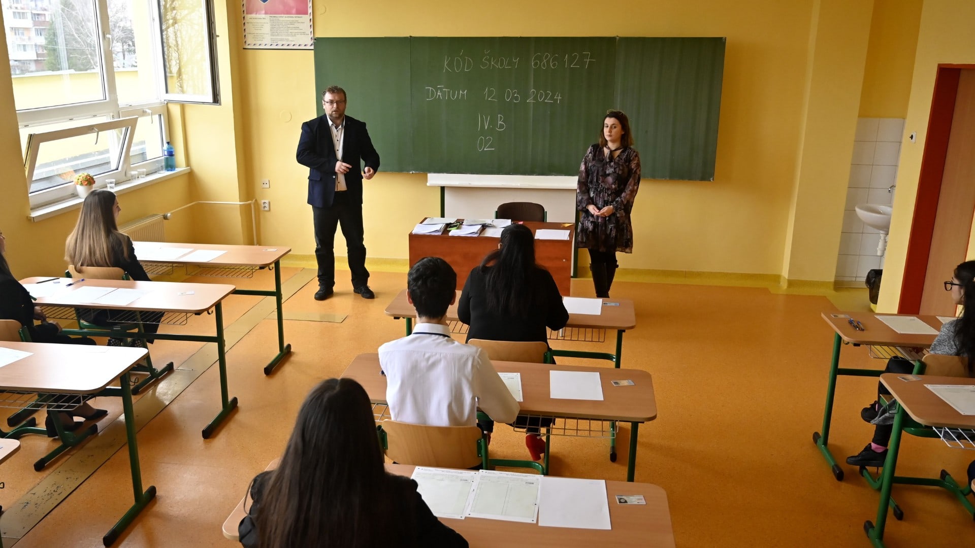 Na snímke trieda maturantov