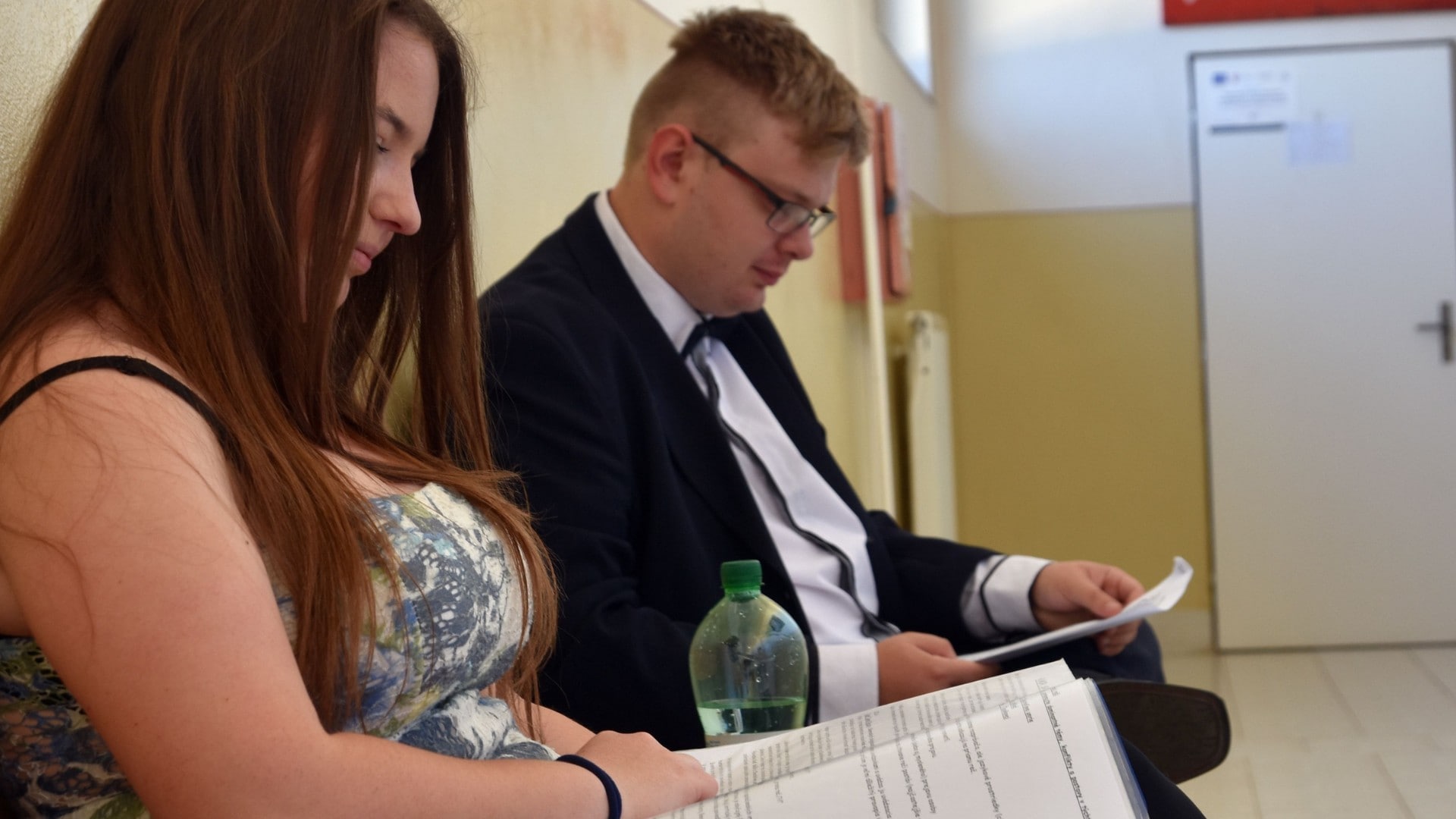 Na snímke dvaja maturanti pred skúškou