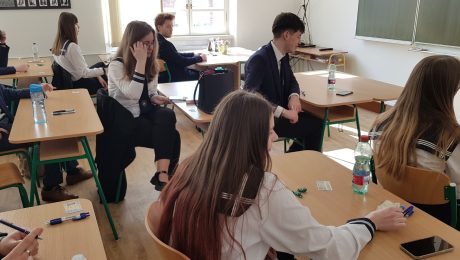 Na snímke maturanti na juhu Slovenska