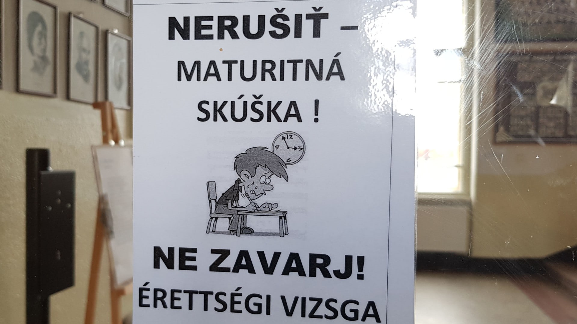 Na snímke oznámenie o maturitách
