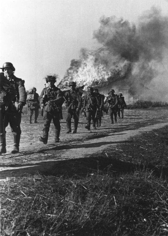 Bundesarchiv_Bild_146-1989-030-27,_Russland,_Infanterie_vor_brennendem_Haus