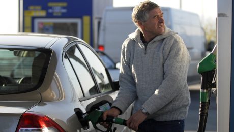 Cena paliva, muž tankuje na Slovensku