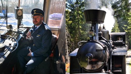 Rušňovodič pri práci a starodávny rušeň