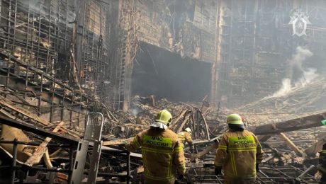 Na snímke hasiči zasahujú v zhorenej koncertnej sále Crocus City Hall.