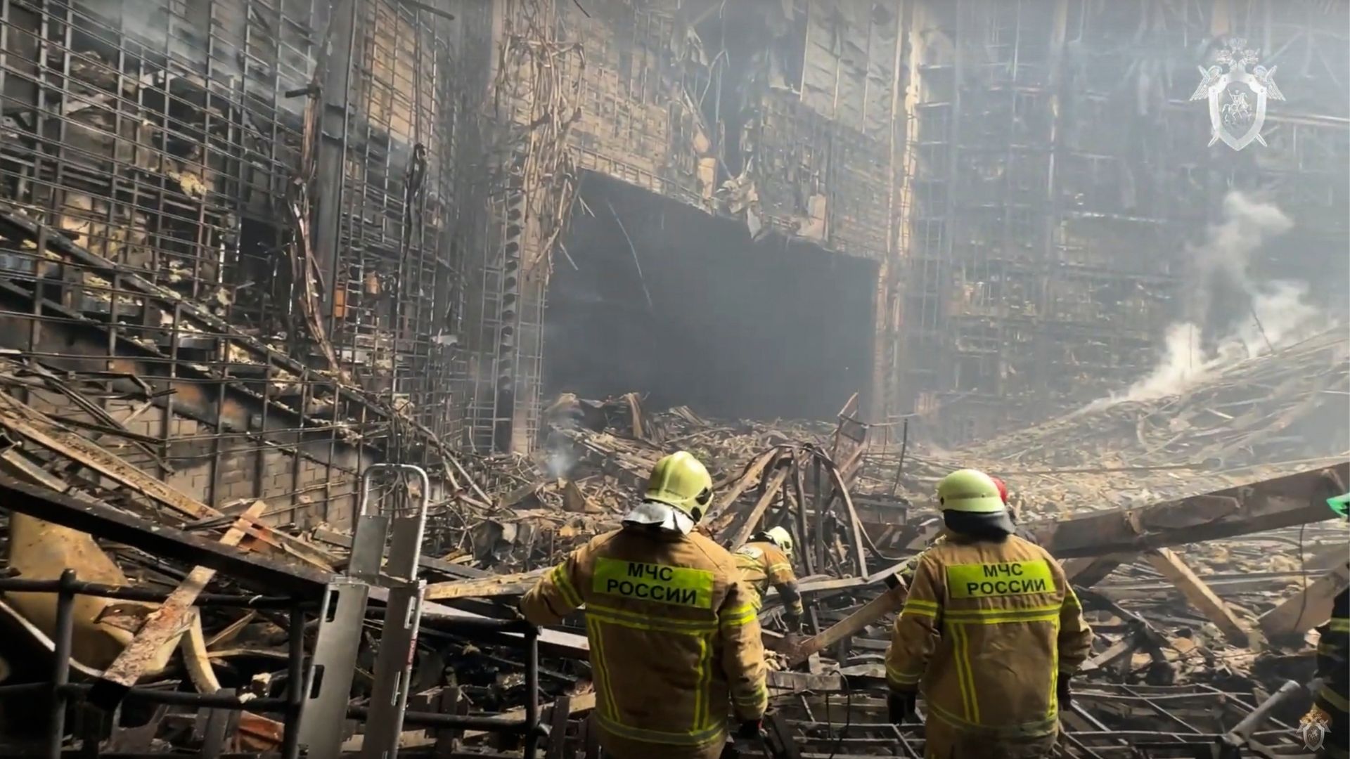 Na snímke hasiči zasahujú v zhorenej koncertnej sále Crocus City Hall.