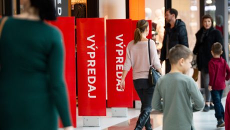 Ľudia v nákupnom centre.