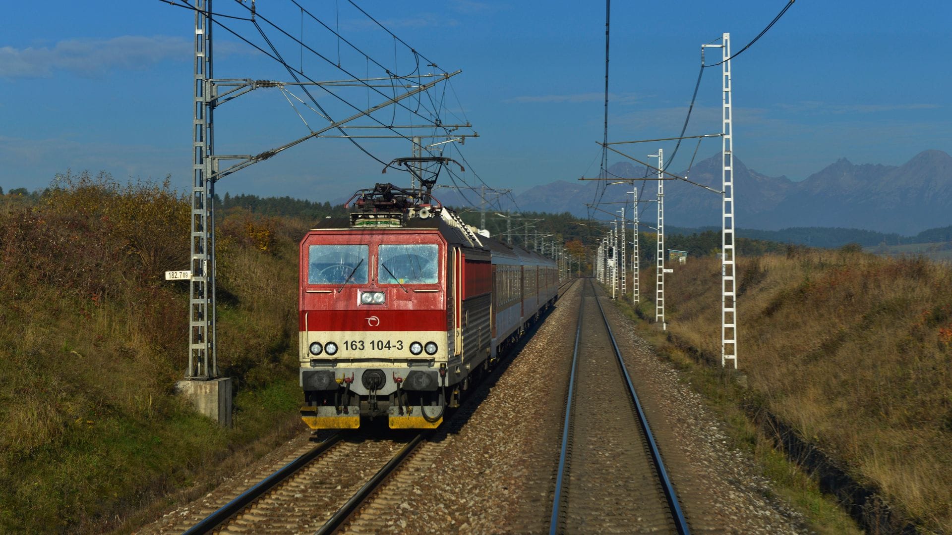 Vlak na koľajniciach.