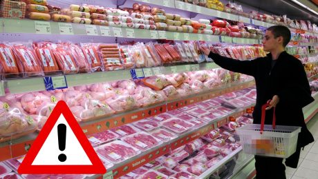 Muž nakupuje v potravinách.