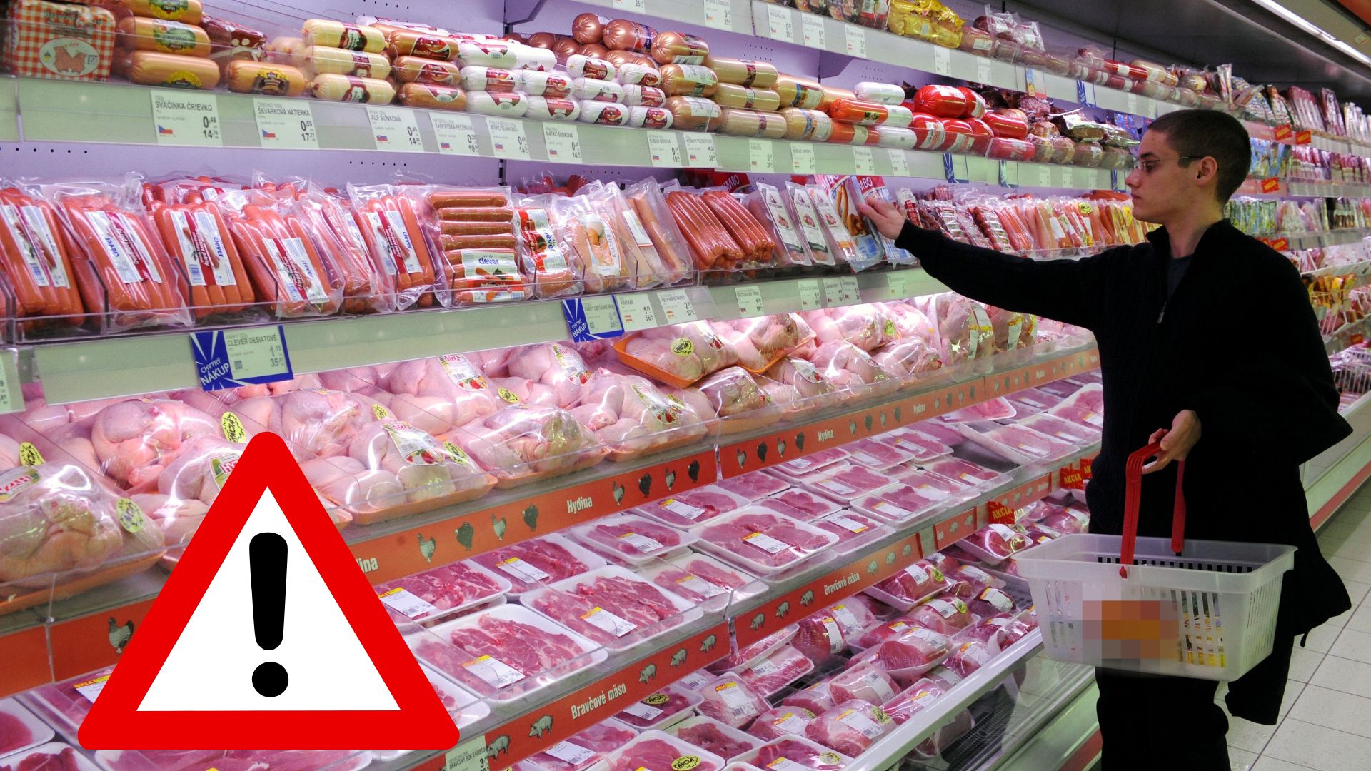 Muž nakupuje v potravinách.