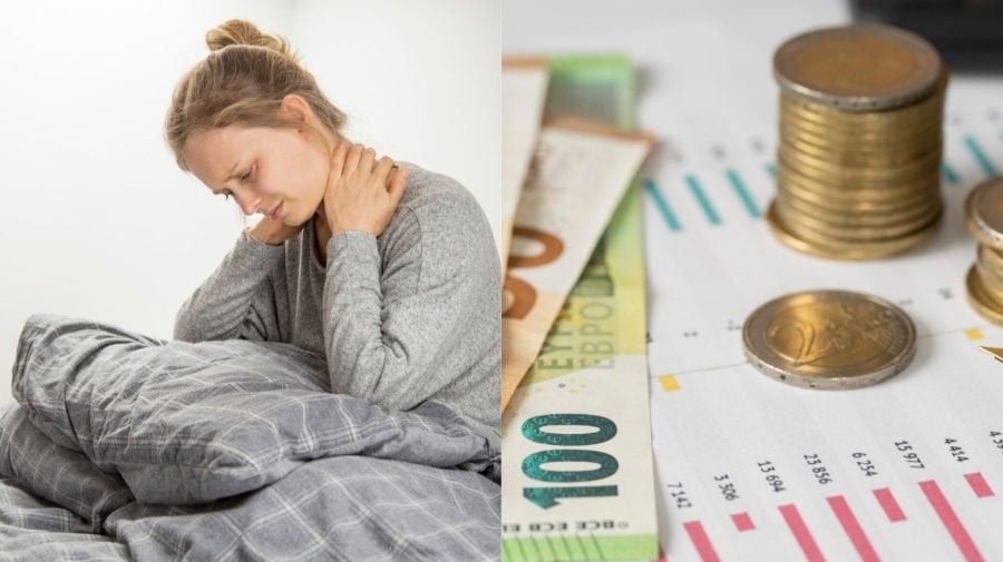 Žena na posteli sa drží za krk a peniaze.