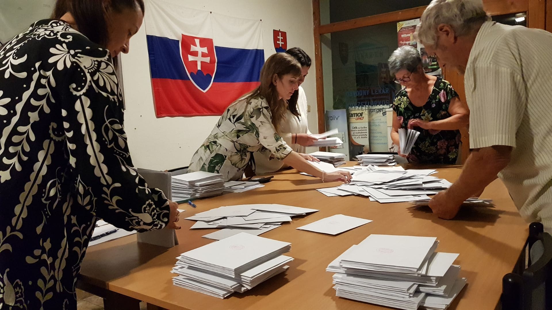Členovia volebnej komisie triedia hlasovacie hárky.