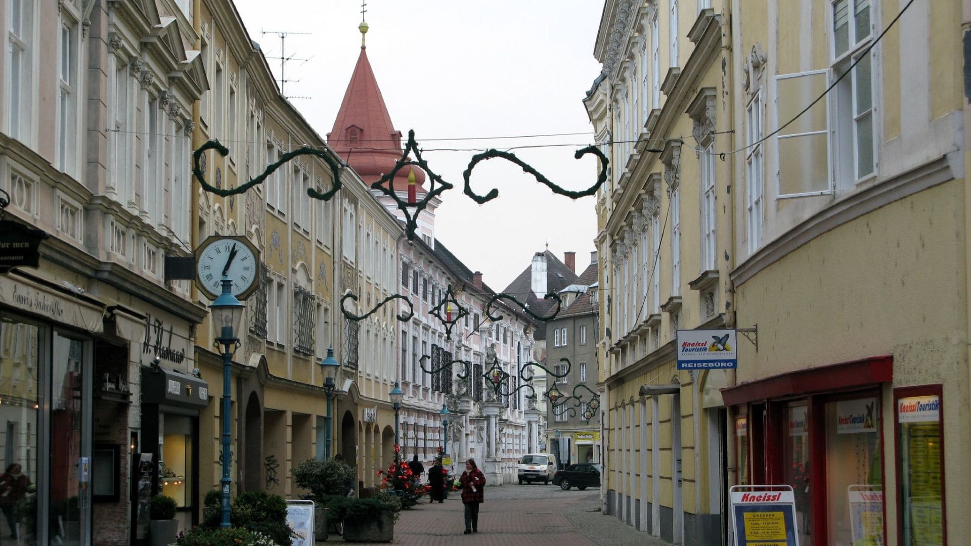 Žena sa prechádza po ulici.