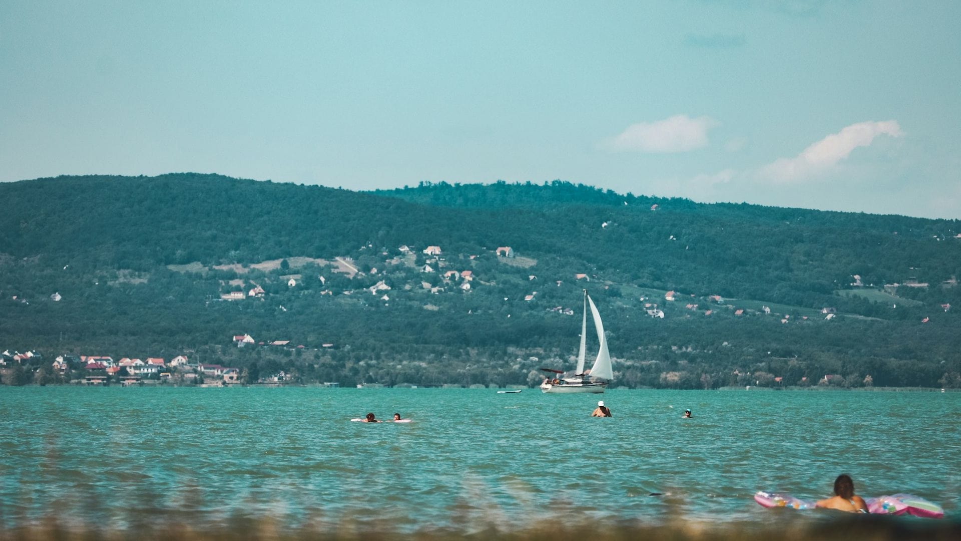 Ľudia sa kúapjú v jazere.