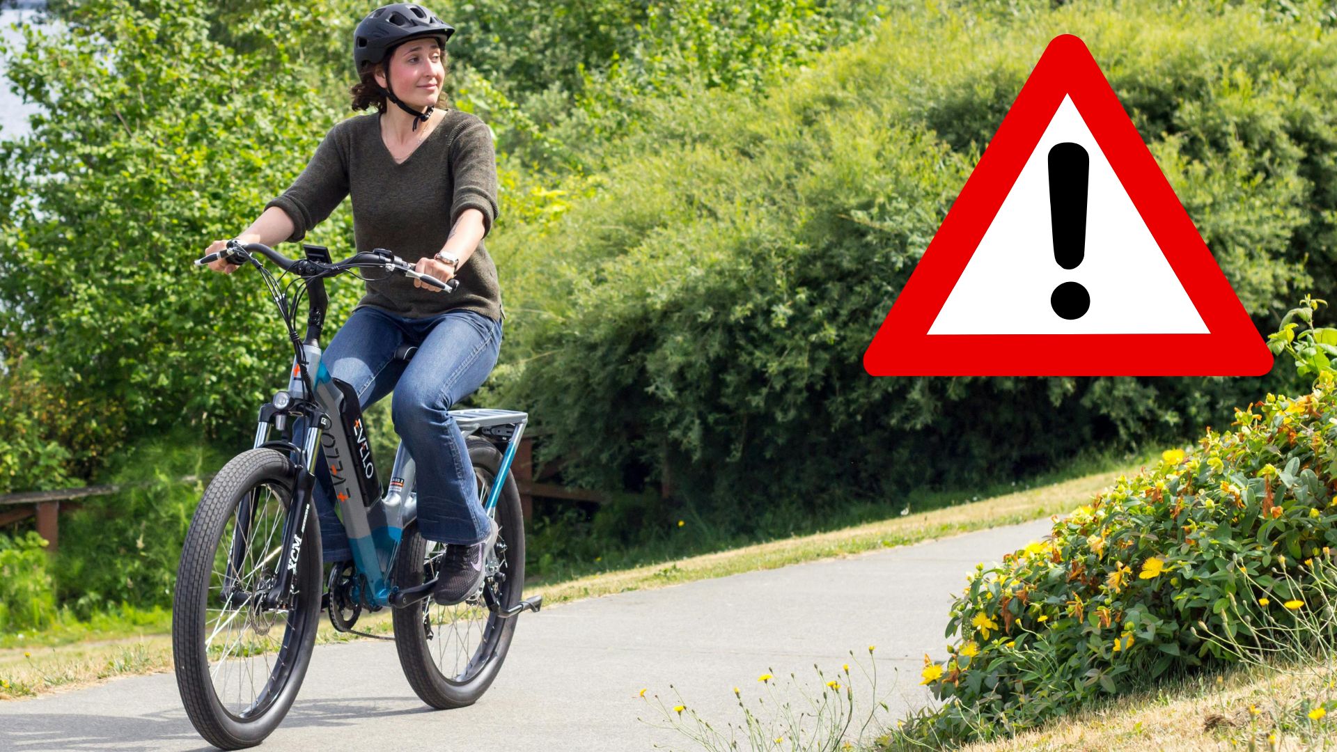 Žena na elektrickom bicykli.